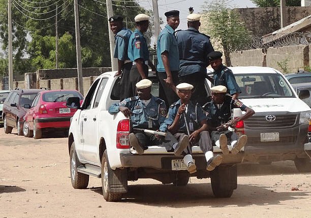Wata tawaga ta jami’an Hisbah masu tabbatar da aiwatar da dokokin Shari’a na Musulunci na sintiri a cikin birnin Kano da ke arewacin Najeriya, a cikin wata motar ɗaukar kaya mai buɗaɗɗen baya, a ranar 29 ga Oktoba, 2013. AMINU ABUBAKAR/AFP via Getty Images.